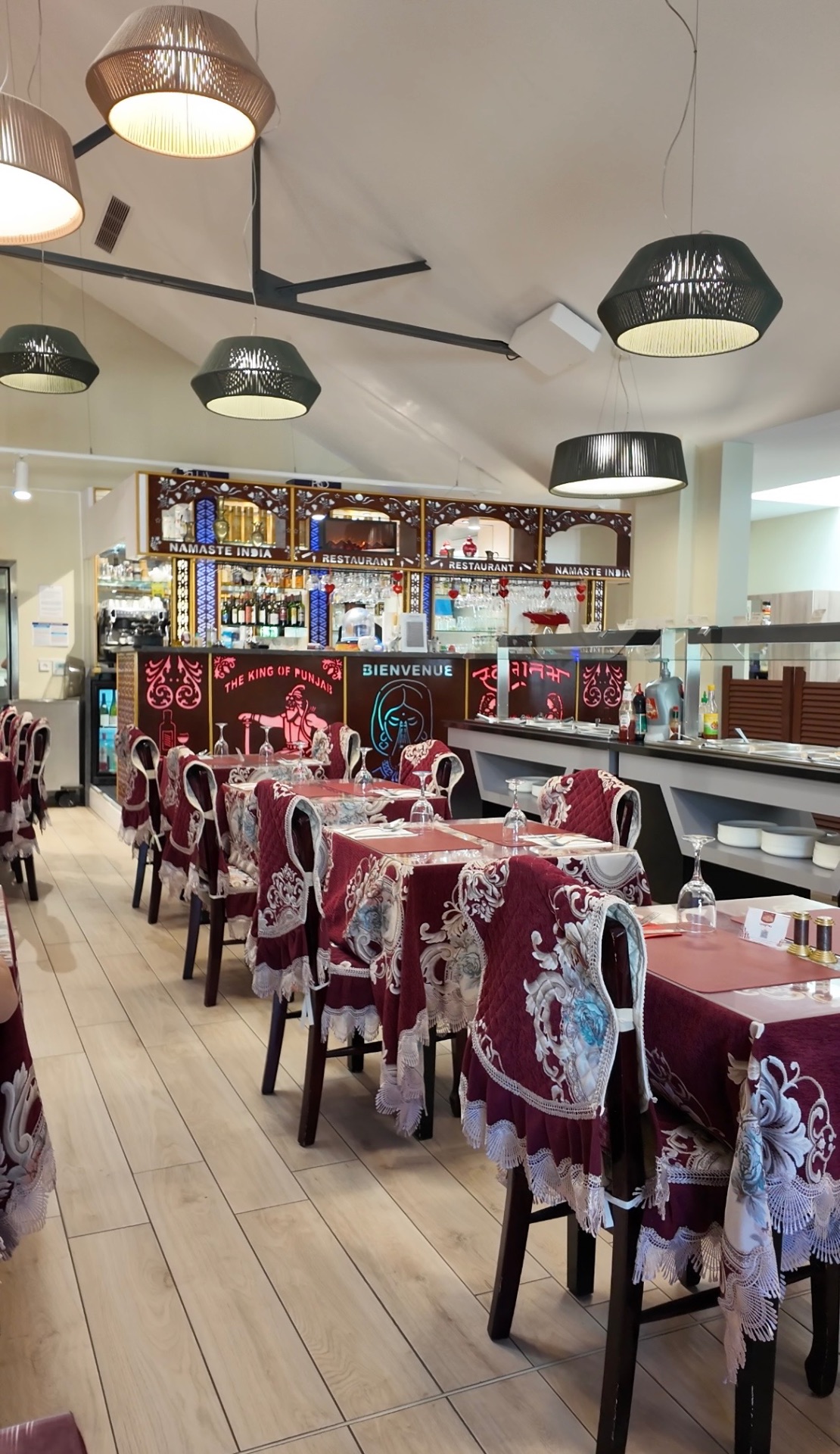 Salle du restaurant Namaste India à Troyes